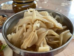 煮萝卜皮-户撒阿沙过手米线店