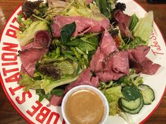 烤牛肉沙拉-Tubestation站点比萨(新世界大望路店)