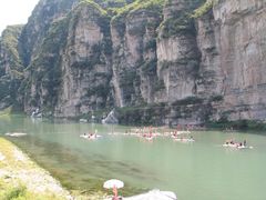 看那2个人飞啦-孤山寨风景区