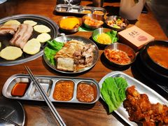厚切猪肉-·缸桶屋·韩式牛肋条自助烤肉(西湖D11店)