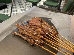 -何妹湿辣牛肉·粤式烧烤砂煲(桂雅路店)