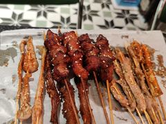 -何妹湿辣牛肉·粤式烧烤砂煲(桂雅路店)
