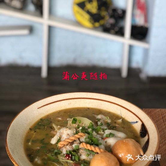 何小贤酸菜鱼面(台东步行街店)