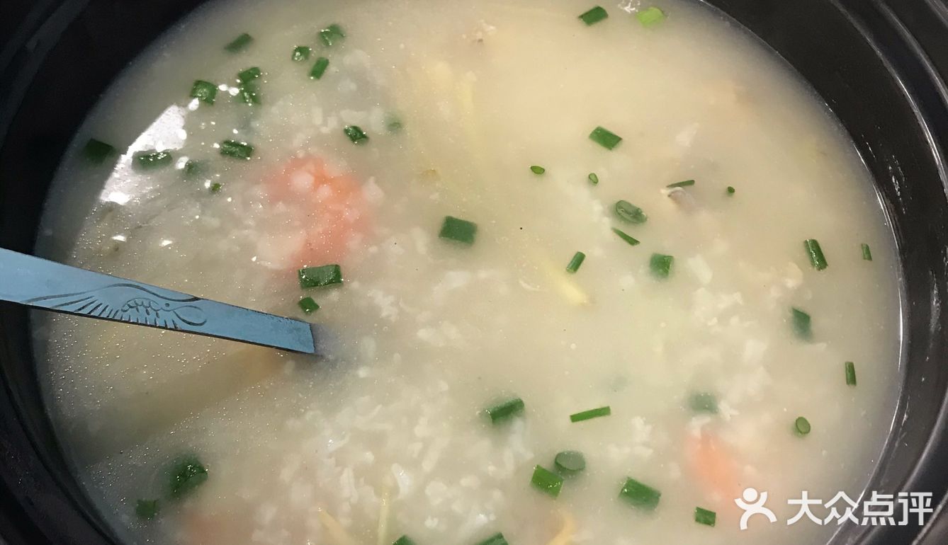 店面并不是很大,但还整洁干净