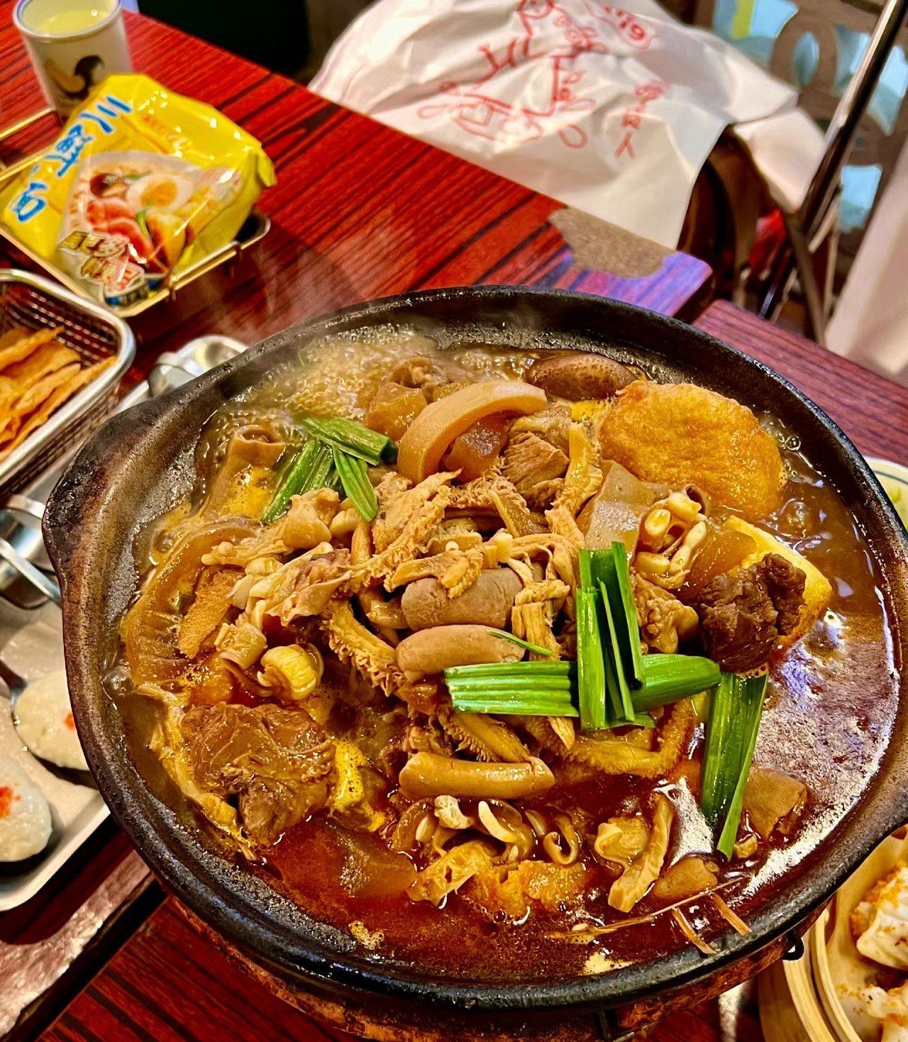 砂锅有牛腩,牛杂,牛小肠,牛筋等,慢慢微煲,汤汁非常的醇和浓郁,香辣软