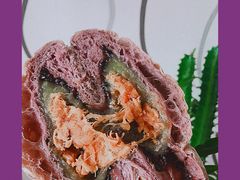 血糯米蛋黄肉松青团欧包-风车面包
