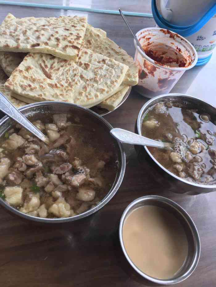 刚坚丁肉妈妈饭馆-"真正的平民级藏餐,点了粉丝牛肉汤和大饼,.