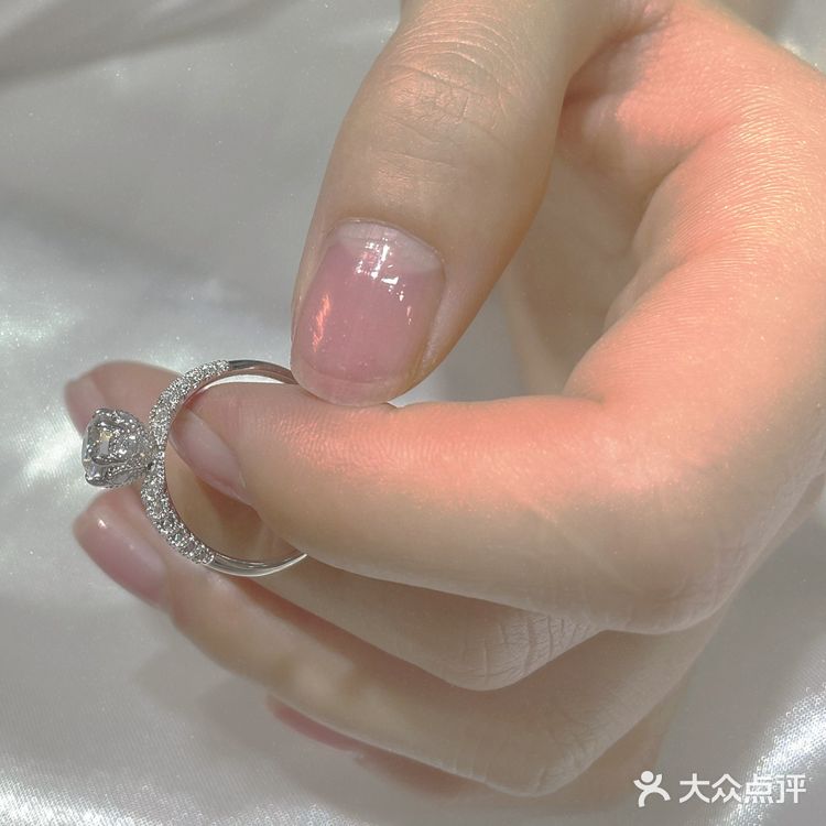 我好喜欢我的仙女钻戒!