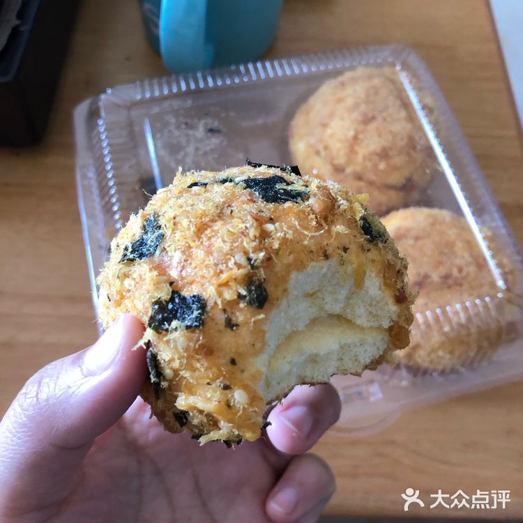 一口就爱上了肉松小贝的海苔味跟蟹黄味… 一个5元