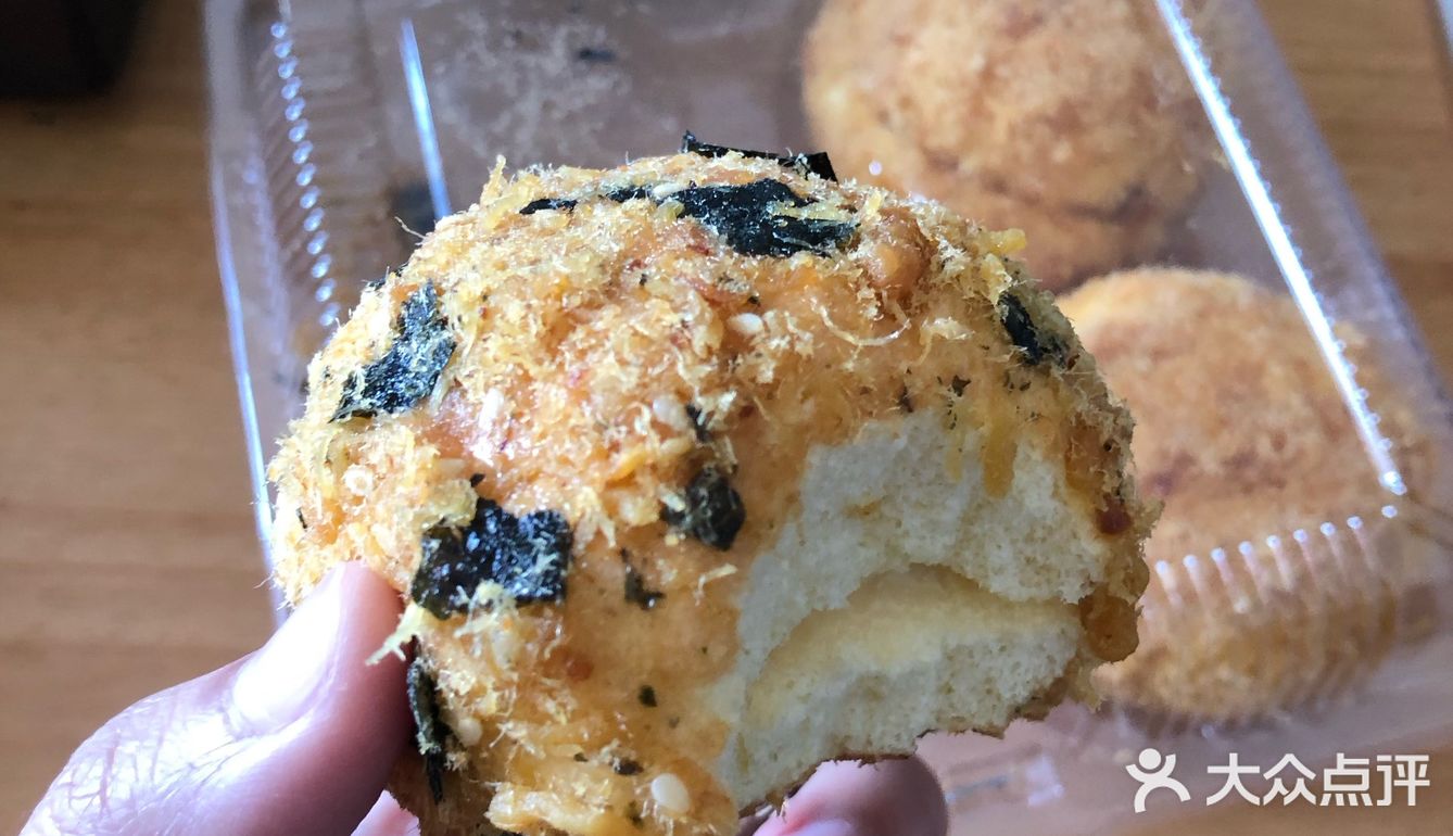 一口就爱上了肉松小贝的海苔味跟蟹黄味… 一个5元