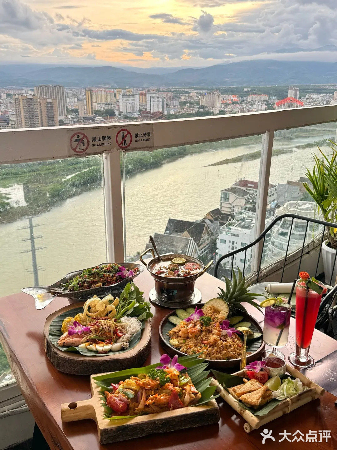 在版纳！这家高空江景餐厅太适合约会了吧🍴
