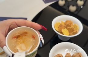 Peach Gum, Tremella Mushroom, and Autumn Pear Stew