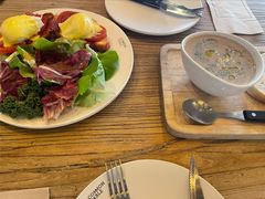 班尼迪克蛋-Common Table · Brunch & Coffee
