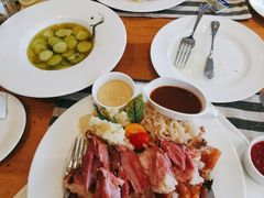 烤猪肘配酸菜土豆泥-兰特伯爵西餐厅·啤酒屋(方庄店)