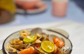 Cold-Mixed Seafood with Sauce