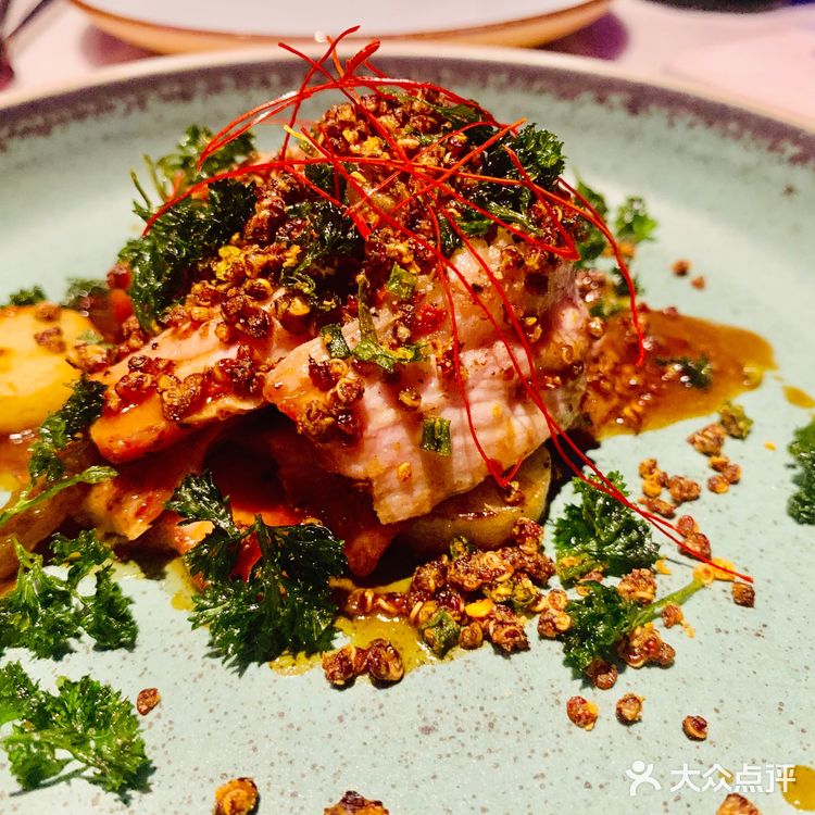 使劲凹造型拍视频，好看极了 然后是菜品