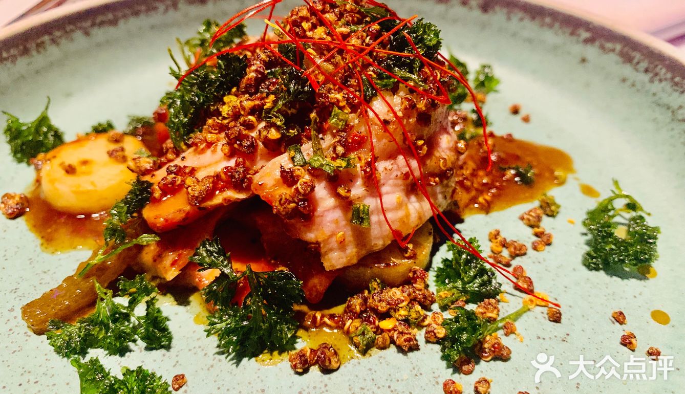 使劲凹造型拍视频，好看极了 然后是菜品