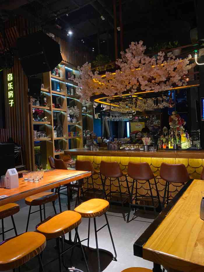 音乐房子酒吧(南滨路店)-"99音乐房子北滨路店,算是这条街人气很旺.