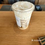 是一个崭新的甄选店，店内干净整洁，统一的星巴克培训
