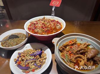 来到小黄屋的第一餐，我们是选择在这家浮梁店吃的