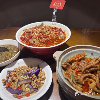 来到小黄屋的第一餐，我们是选择在这家浮梁店吃的