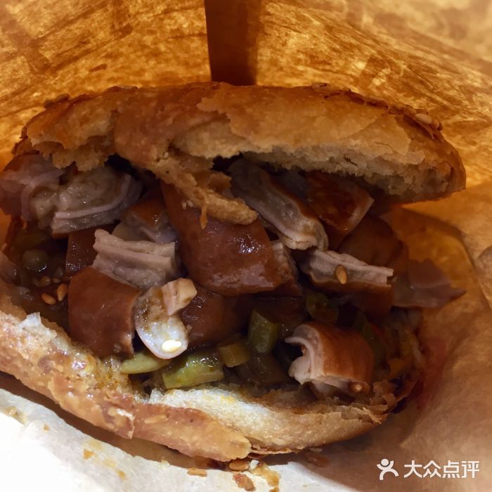 肠王卤煮(西单食宝街店)烧饼夹肠头图片