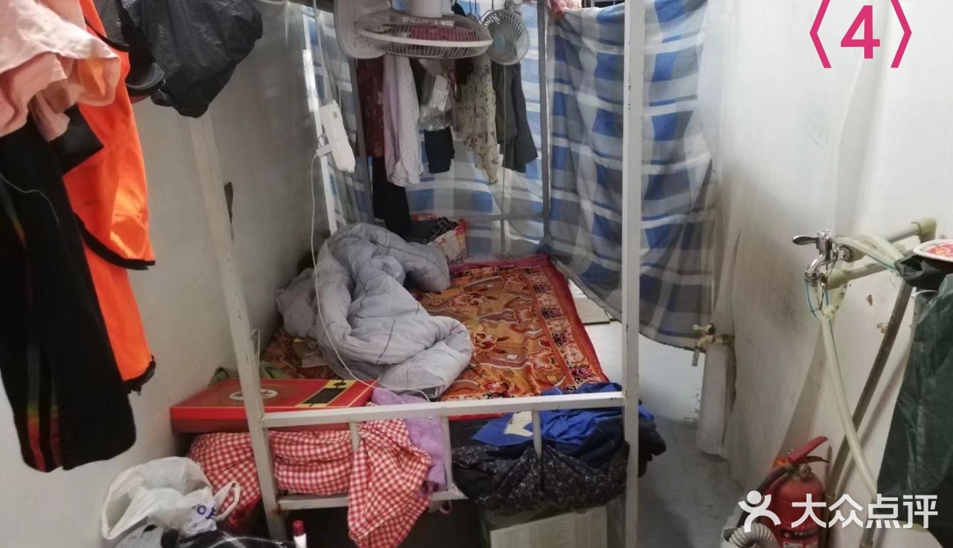 我给建筑工人宿舍，安装USB安全插座，床铺密密麻麻…