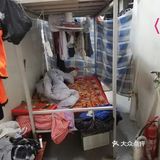 我给建筑工人宿舍，安装USB安全插座，床铺密密麻麻…