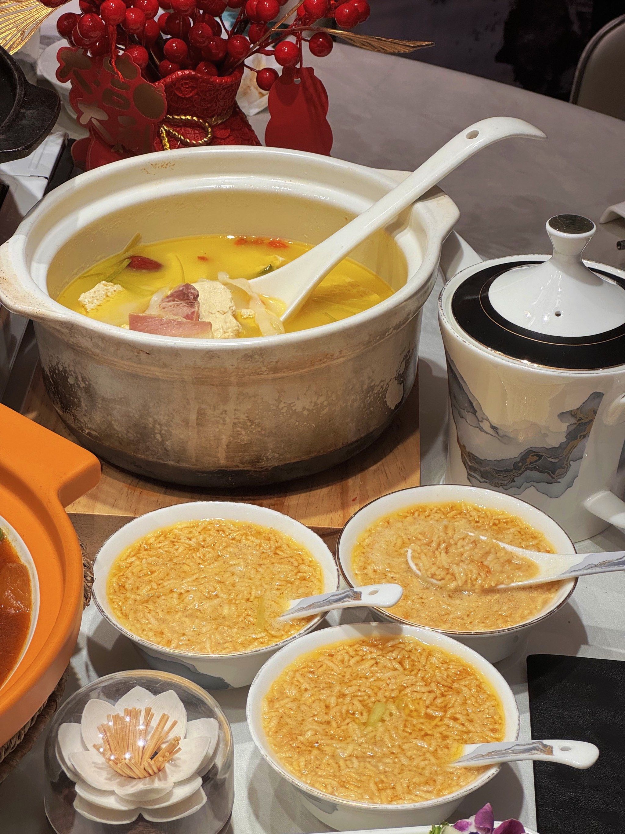 雅致,给人眼前一亮的感觉,而且他家的包间儿也非常的上档次,宽敞明亮