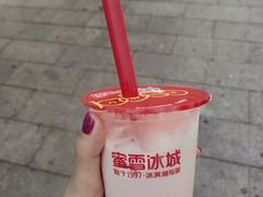 草莓摇摇奶昔-蜜雪冰城(北一中路万达店)