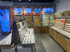 -LOOK眼镜·蔡司依视路配镜(宝山万达店)