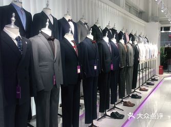 没怎么接触过定制 去他们家了解了一下 店员小姐姐很耐