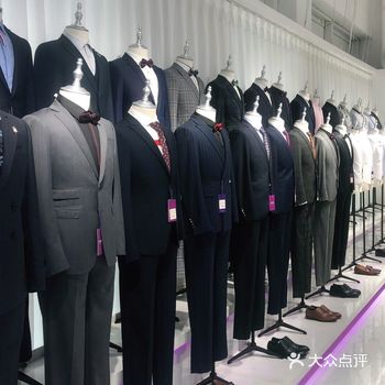 没怎么接触过定制 去他们家了解了一下 店员小姐姐很耐