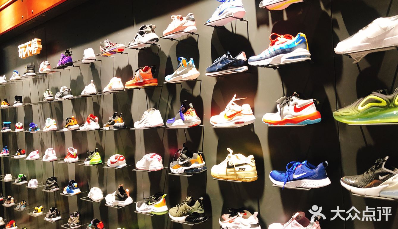 nike店永远都是不缺流量的 每个门店都是很多人在选购