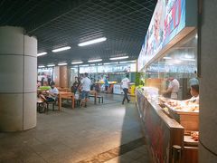 停车库出口处地下美食街-上海玛雅海滩水公园