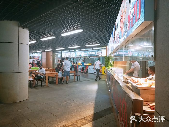 上海玛雅海滩水公园停车库出口处地下美食街图片