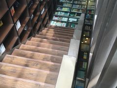 -钟书阁(松江泰晤士小镇店)