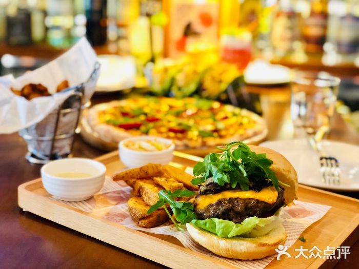 commune(十亩地店)黑松露菌菇牛肉汉堡图片