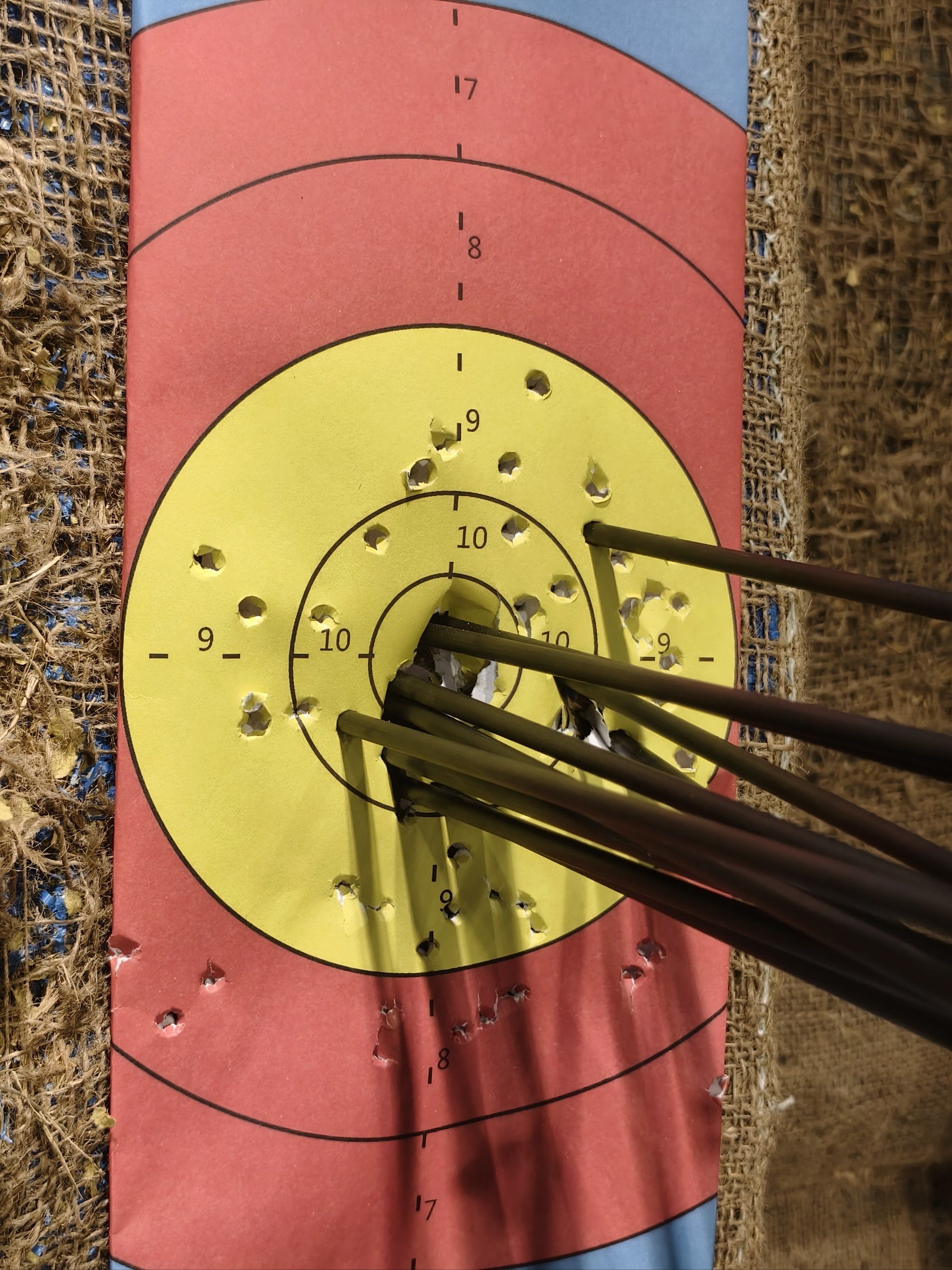 场地宽敞明亮,箭靶区和休息区分开设置,不