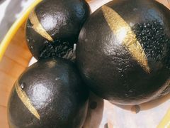 黑金流心奶黄包-蝴蝶里·粤菜·点心(龙湖杭州金沙天街店)