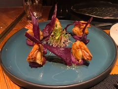 煎虾配紫薯泥薯片及姜味柠檬汁-AZUL by FUEL蓝色·法式酒馆(琶醍店)