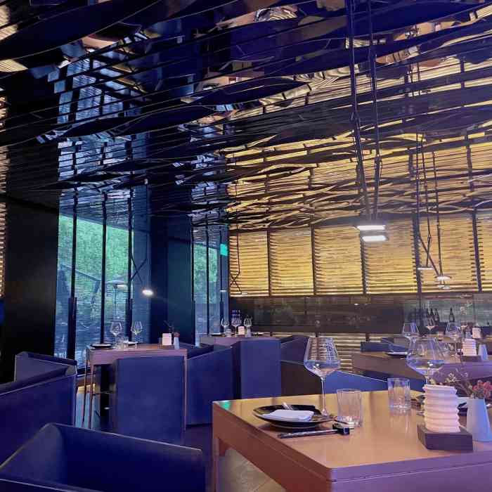 餐厅位于黄龙饭店一楼非常高雅以西湖水墨丹青为电子背景温润尔雅我们