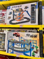 -卡通派潮品玩具折扣仓(青岛新城吾悦广场店)