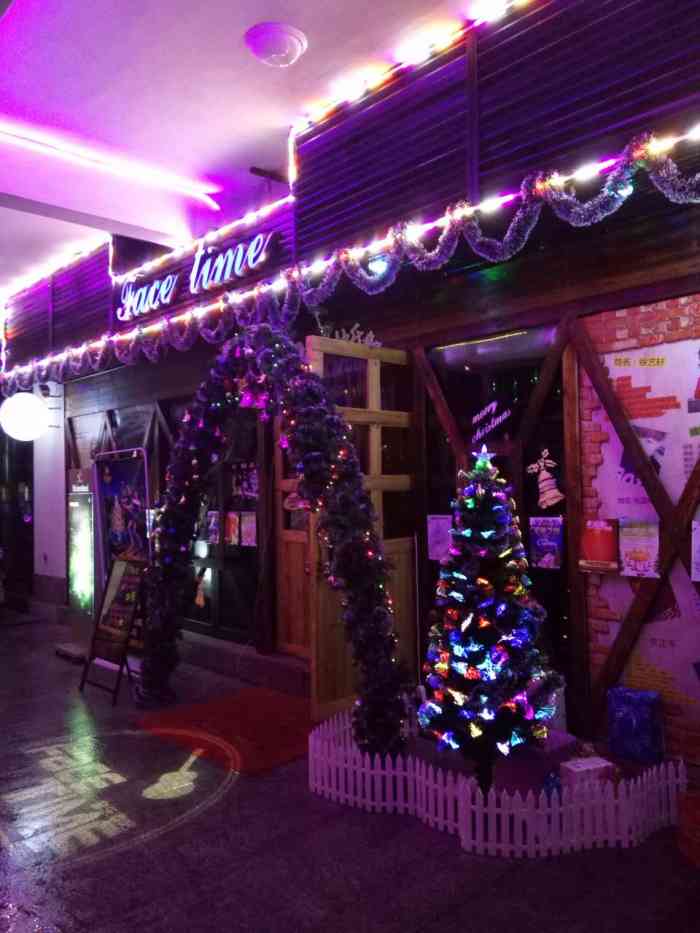 face time-"和朋友来南塘小坐,发现这家酒吧很热闹,音.