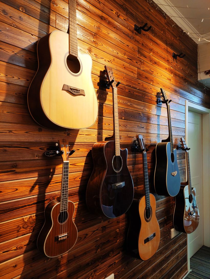 这是吉他展示墙,教学用的就是这些吉他