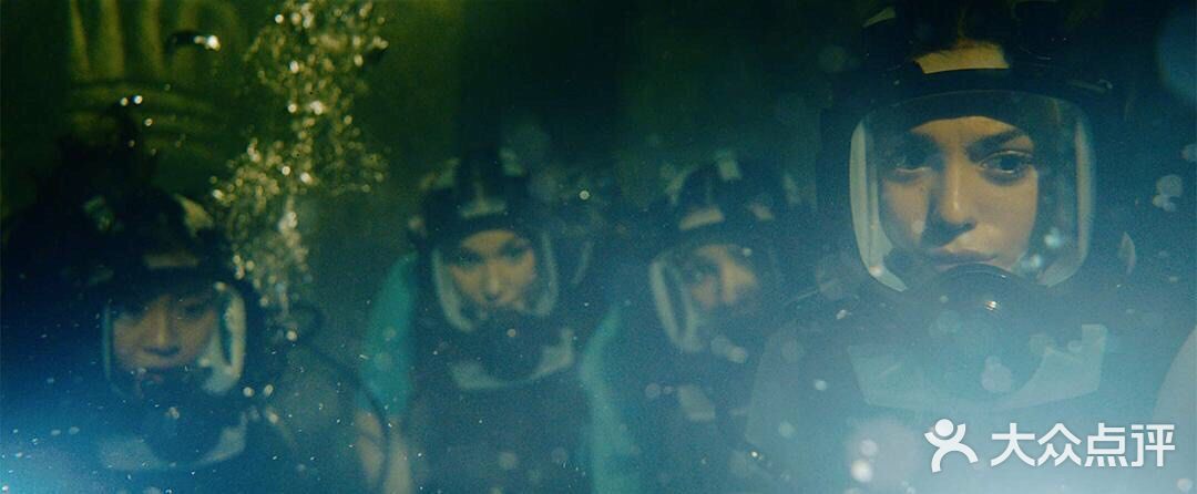 《鲨海逃生》在几个海底秘道中寻找出口的戏码