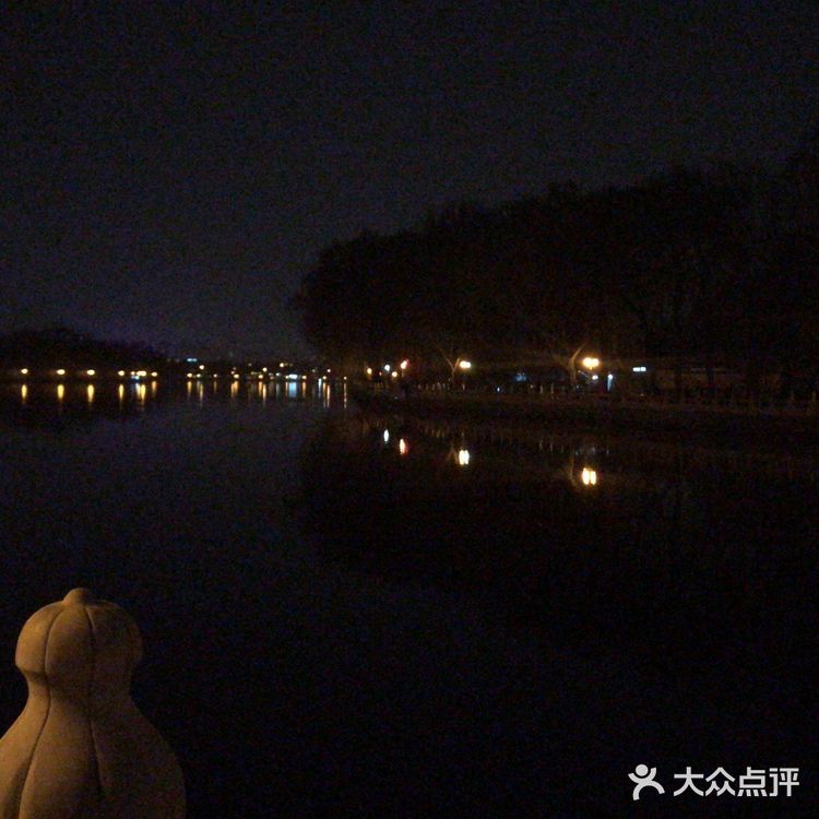 后海是北京有名的地标，酒吧一条街著名