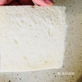 金枪鱼三明治酱制作完成！抹在面包片上放上番茄
