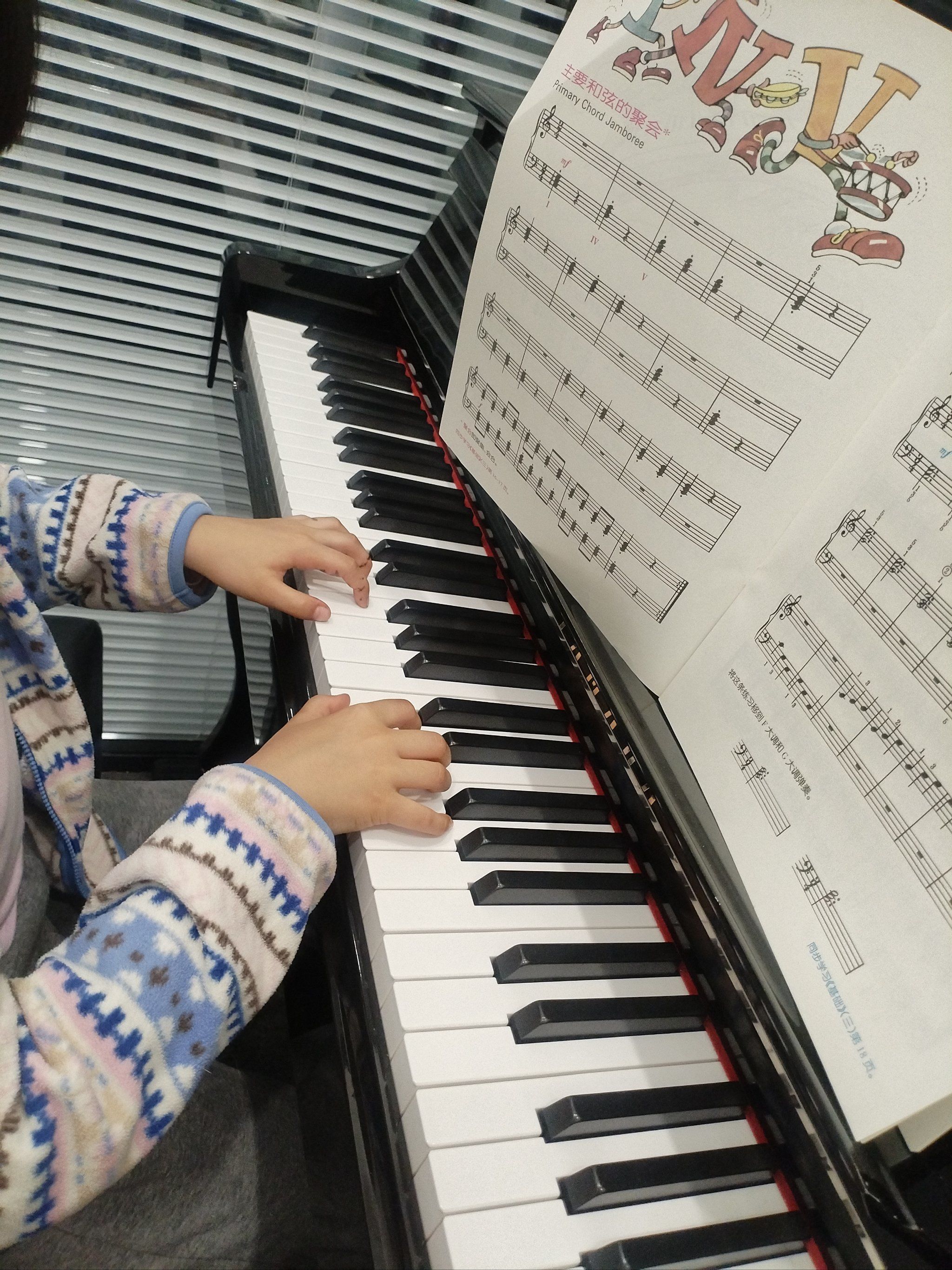 喜欢孩子弹琴的样子,一定要让小宝贝学习钢琴哦