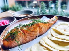 烟熏三文鱼配烤饺子皮和芥末籽酱-BOR Eatery(安福路店)